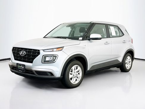 Used 2021 Hyundai Venue SE FWD image 3