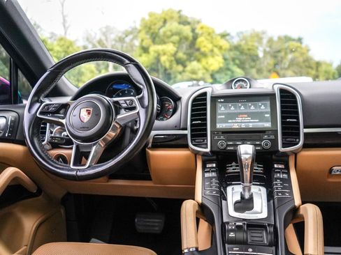 Used 2018 Porsche Cayenne Platinum Edition w/ Premium Package AWD/4WD image 13