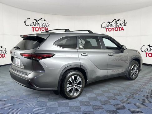 Used 2025 Toyota Highlander XLE FWD image 8
