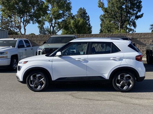 Used 2023 Hyundai Venue SEL FWD image 2