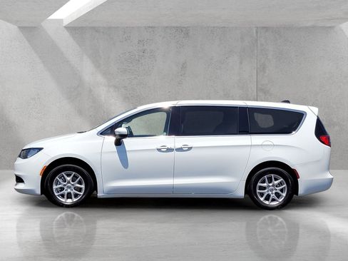 Used 2023 Chrysler Voyager LX FWD image 8