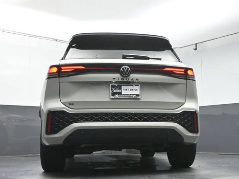 New 2026 Volkswagen Tiguan SE R-Line FWD image 40
