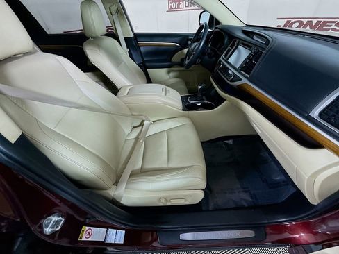 Certified 2019 Toyota Highlander Limited Platinum AWD/4WD image 35