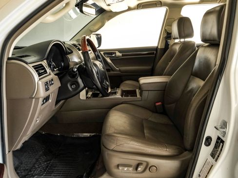 Used 2017 Lexus GX 460 image 3