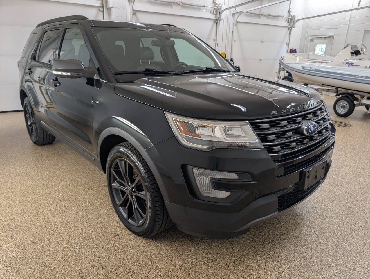 Used 2017 Ford Explorer XLT w/ XLT Technology Feature Bundle AWD/4WD image 5