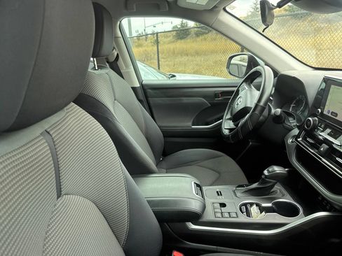 Used 2023 Toyota Highlander LE FWD image 9