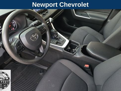 Used 2020 Toyota RAV4 LE image 11