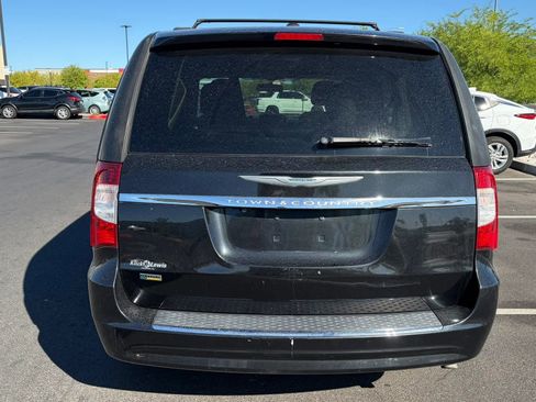 Used 2015 Chrysler Town & Country Touring FWD image 4