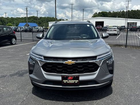 Used 2024 Chevrolet Trax LT FWD image 3