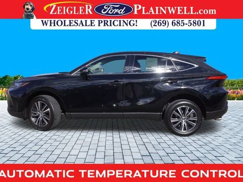 Used 2022 Toyota Venza LE image 2