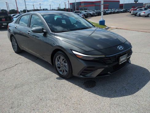 Used 2024 Hyundai Elantra SEL FWD image 2