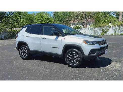 Used 2025 Jeep Compass Trailhawk image 2