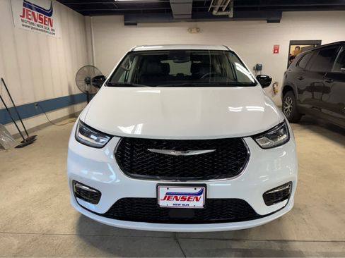 Used 2024 Chrysler Pacifica Touring-L image 2