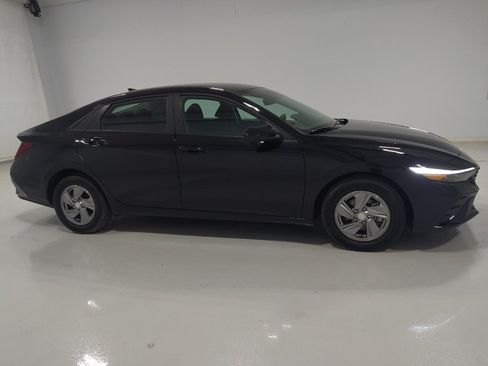 Used 2025 Hyundai Elantra SE FWD image 11