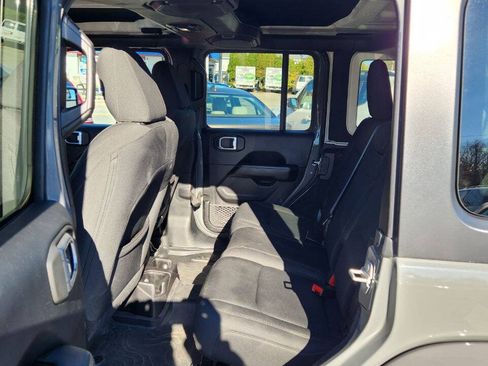 Used 2018 Jeep Wrangler Unlimited Sahara w/ Dual Top Group AWD/4WD image 15