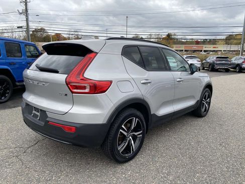 Used 2024 Volvo XC40 B5 Core image 3
