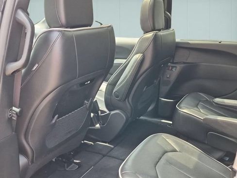 Certified 2025 Chrysler Pacifica Limited FWD image 28