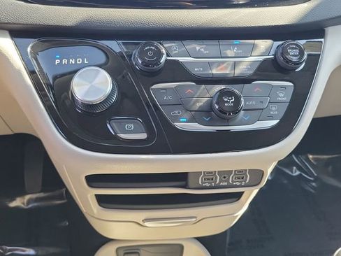 Used 2023 Chrysler Pacifica Touring-L image 13