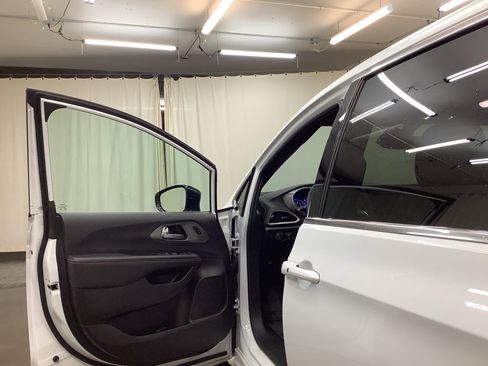 Used 2025 Chrysler Pacifica Select image 12