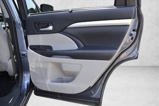 Used 2019 Toyota Highlander XLE AWD/4WD image 27