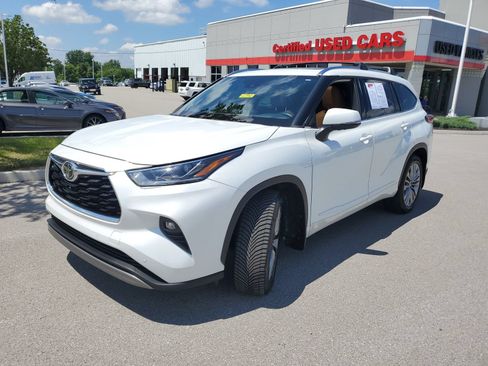 Used 2022 Toyota Highlander Platinum AWD/4WD image 2