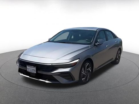 Used 2025 Hyundai Elantra SEL FWD image 8