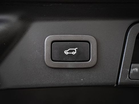 Used 2022 Land Rover Range Rover Velar R-Dynamic S image 22