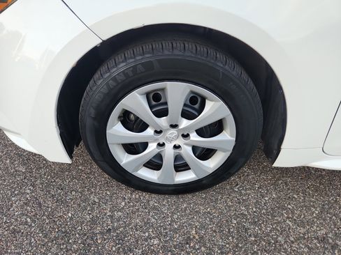 Used 2021 Toyota Corolla LE image 25