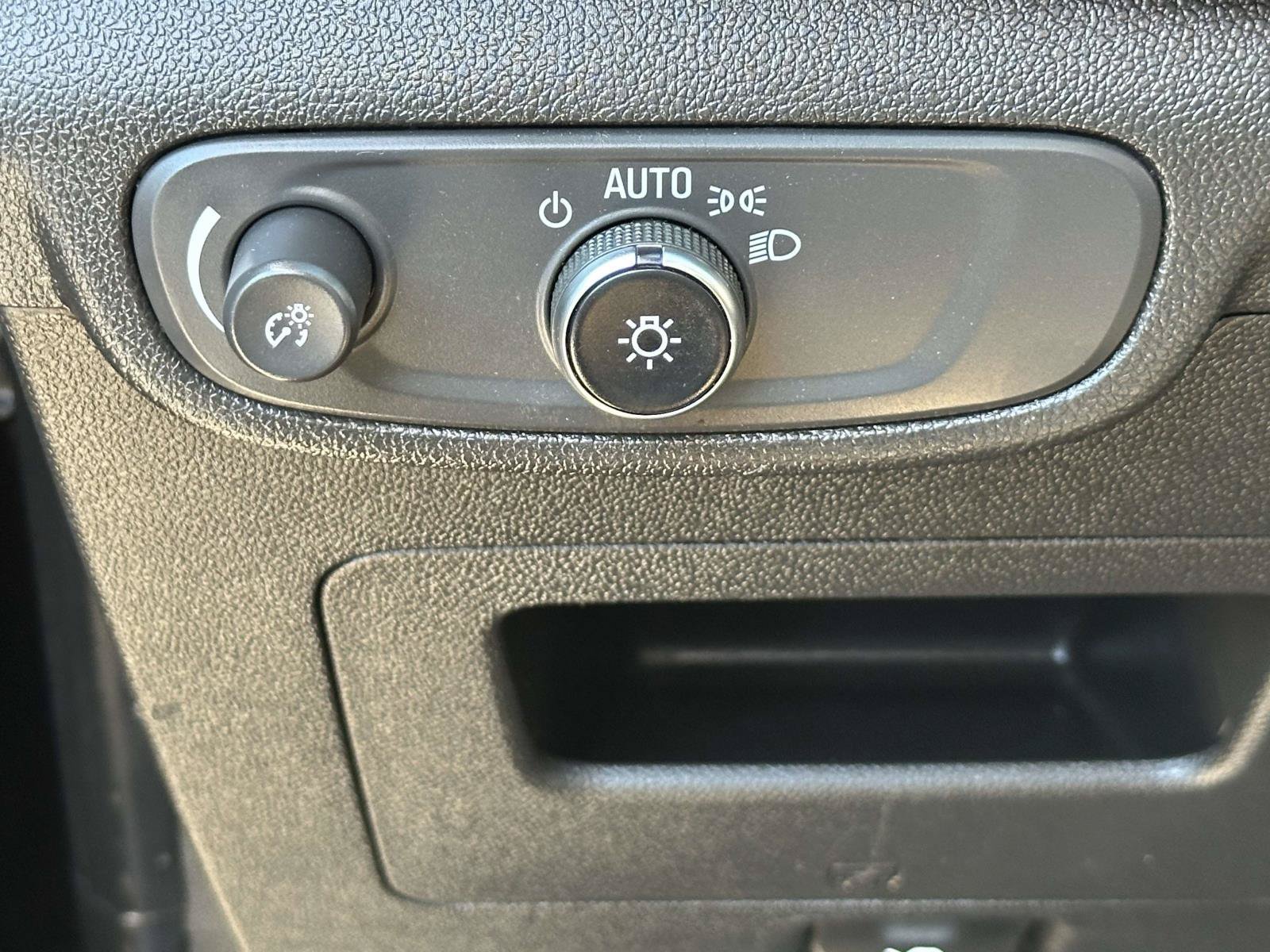 Used 2025 Chevrolet TrailBlazer LT AWD/4WD image 16