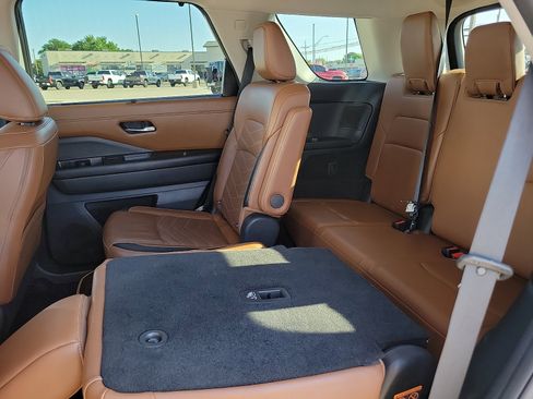 Used 2023 Nissan Pathfinder Platinum AWD/4WD image 8