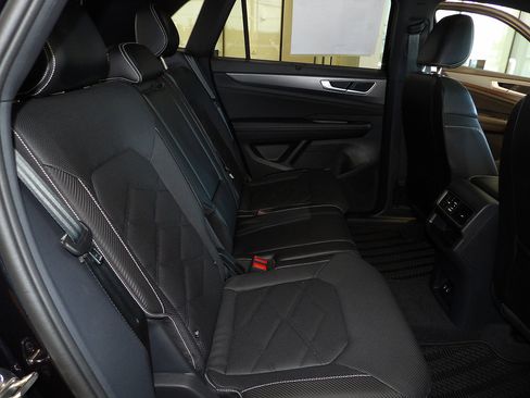 Used 2024 Volkswagen Atlas Cross Sport SE w/ Panoramic Sunroof Package AWD/4WD image 18