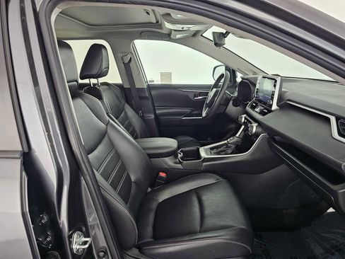 Used 2022 Toyota RAV4 XLE Premium image 10