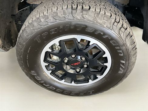 Used 2025 Toyota Tacoma TRD Off-Road image 11