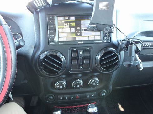 Used 2017 Jeep Wrangler Unlimited Rubicon image 14