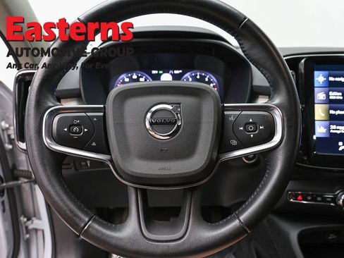Used 2021 Volvo XC40 T4 Momentum FWD image 10