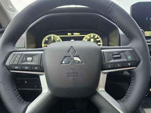 New 2025 Mitsubishi Outlander SE image 17