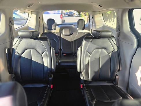 Used 2024 Chrysler Pacifica Touring-L FWD image 14