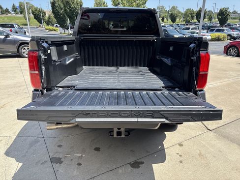 Used 2024 Toyota Tacoma TRD Off-Road w/ TRD Off Road Premium Package AWD/4WD image 31