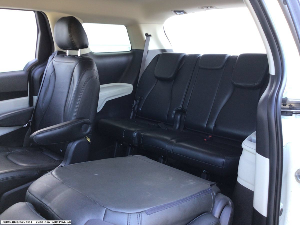 Used 2023 Kia Carnival LX FWD image 10