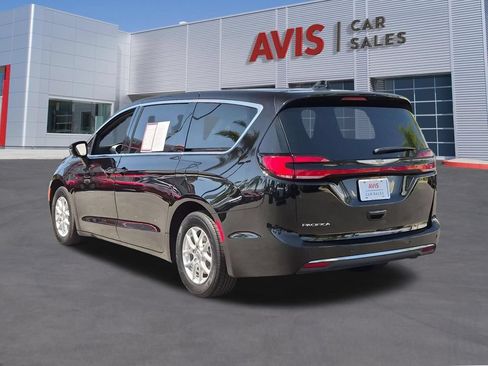 Used 2025 Chrysler Pacifica Select FWD image 9