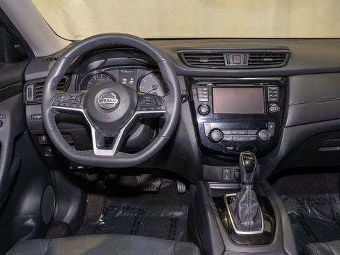 Used 2017 Nissan Rogue SV w/ SV Premium Package image 2