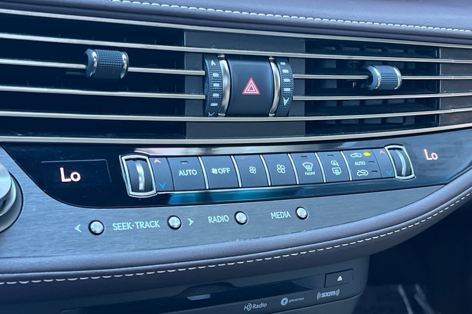 Used 2020 Lexus LS 500h w/ Luxury Package RWD image 28