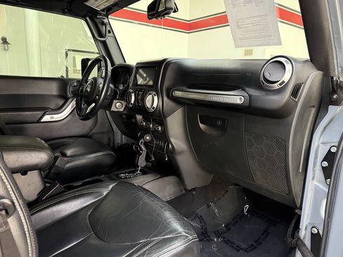 Used 2015 Jeep Wrangler Unlimited Rubicon AWD/4WD image 18
