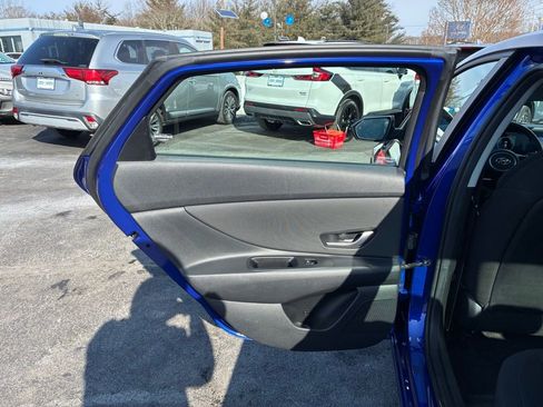 Used 2023 Hyundai Elantra SEL w/ Convenience Package image 39