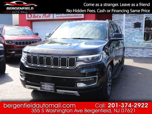 Used 2024 Jeep Wagoneer L Series II w/ Flexible Seating Group AWD/4WD image 1