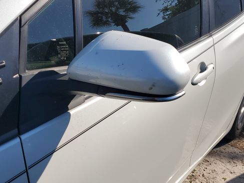 Used 2021 Toyota Prius L Eco FWD image 5