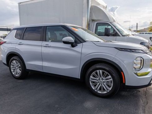 Used 2024 Mitsubishi Outlander ES image 2