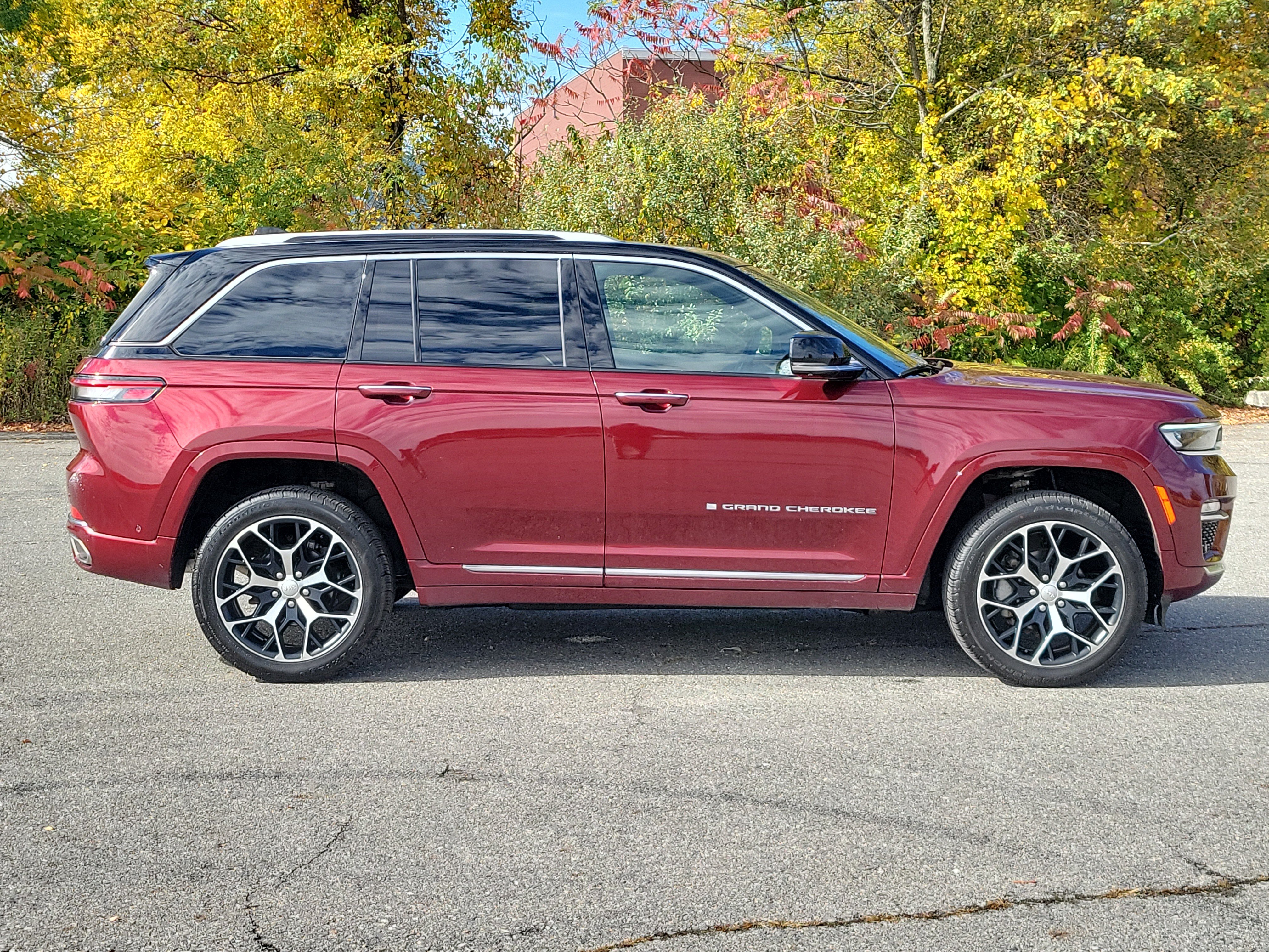 Used 2024 Jeep Grand Cherokee Summit AWD/4WD image 4