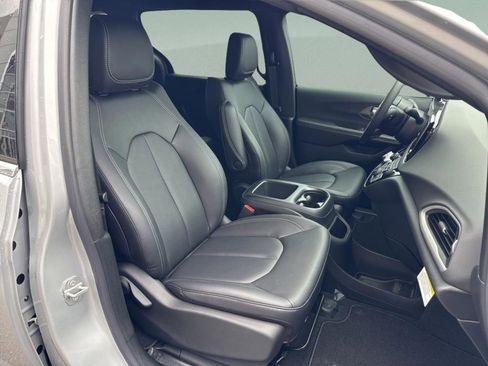 New 2026 Chrysler Voyager LX image 36