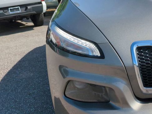 Used 2017 Jeep Cherokee Latitude w/ Safety/Convenience Group FWD image 10